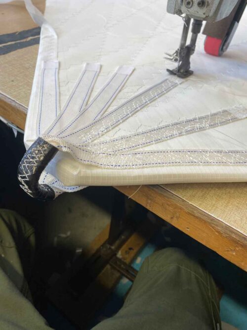 Poste de couture dans notre atelier de voilerie pour la fabrication et la réparation de voiles