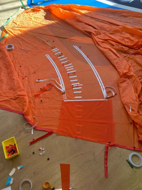 Fabrication d’une voile orange sur mesure dans notre atelier de voilerie à Cherbourg