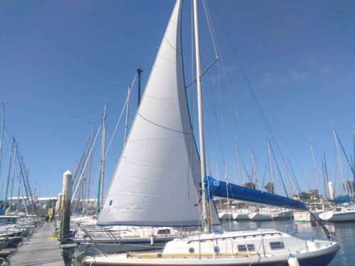 Voile d’avant blanche installée sur un voilier en navigation