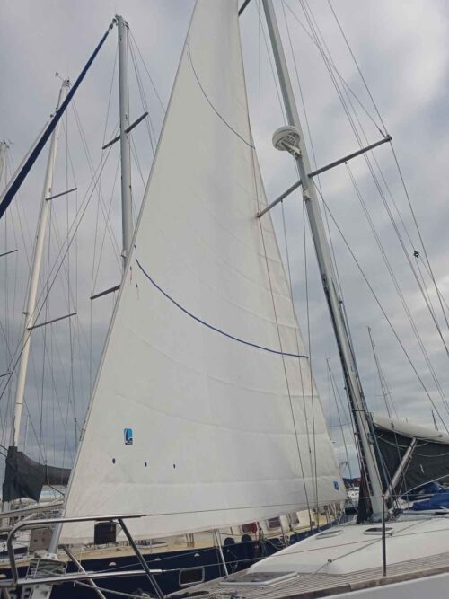 Voile blanche déployée sur un voilier en navigation