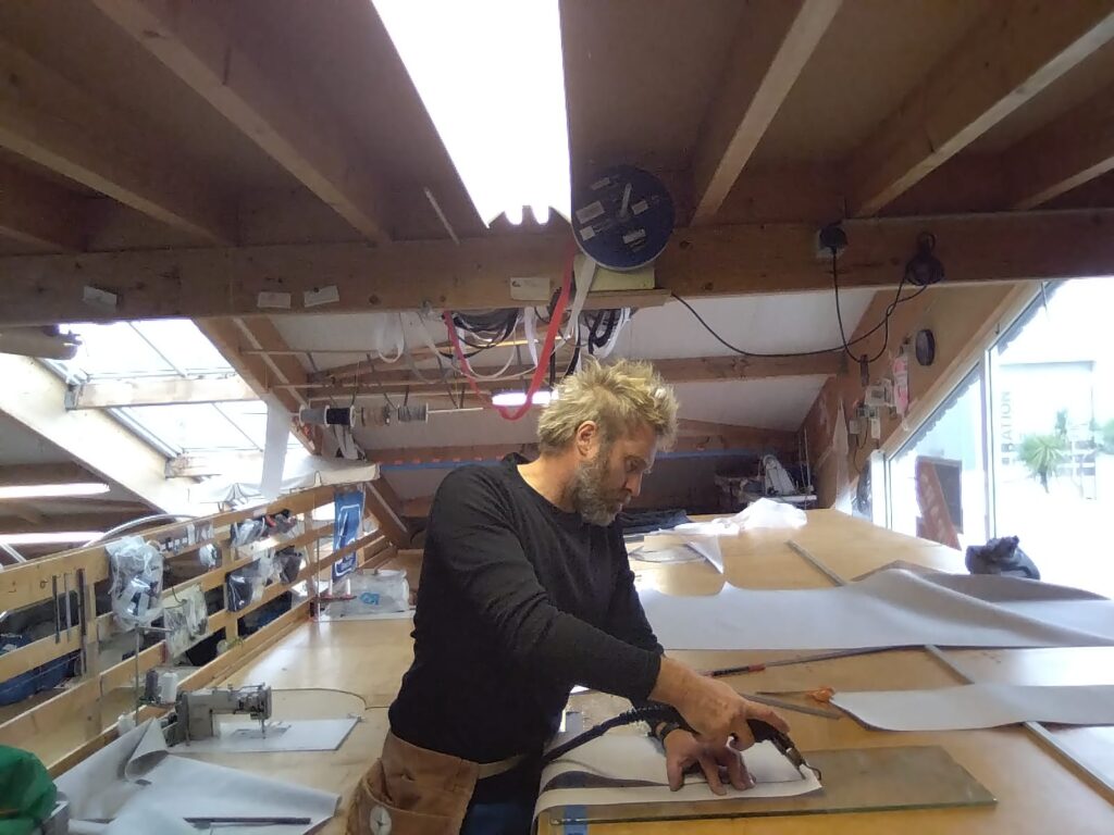 Artisan qui fabrique une voile