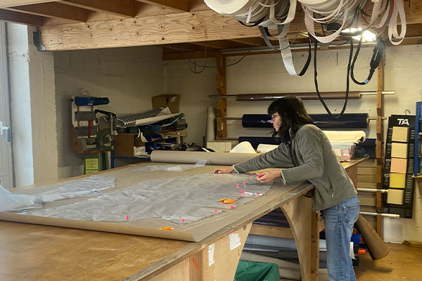 Aurélie qui fabrique une voile dans atelier cherbourg