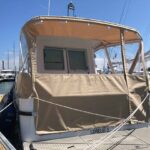 Bimini beige sur mesure installé sur un voilier pour protéger le cockpit