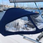 Capote bleue réalisée sur mesure par notre atelier de sellerie nautique