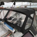 Capote noire réalisée sur mesure par notre atelier de sellerie nautique