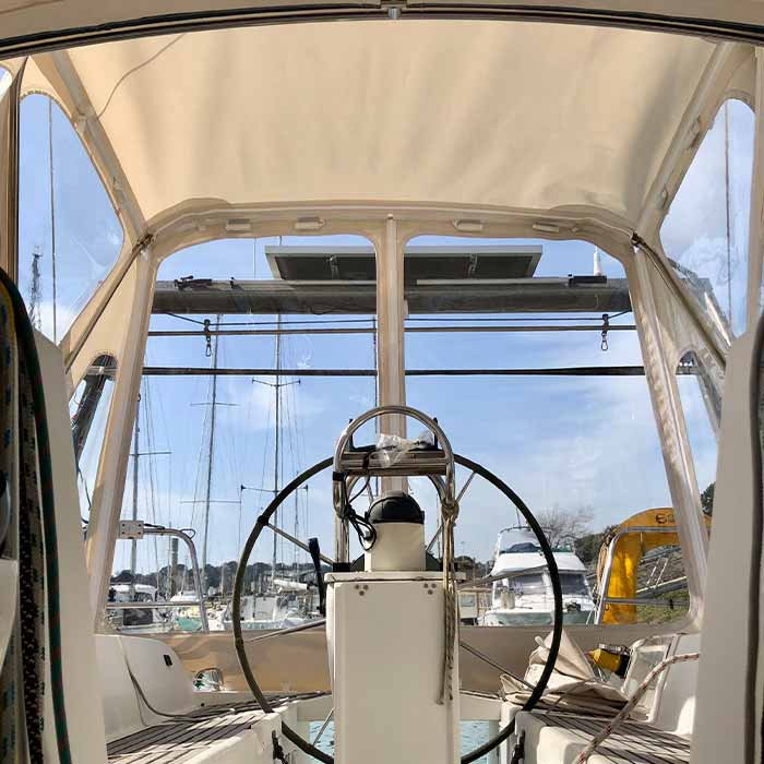 Capote de bateau réalisée sur mesure par notre atelier de sellerie en Normandie