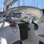 Capote grise de voilier réalisée sur mesure par notre atelier de sellerie nautique