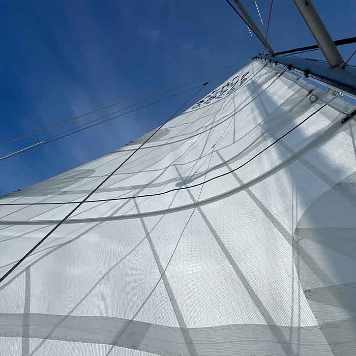 Grand-voile tri-radiale sur mesure pour voilier, alliant performance, stabilité et durabilité en navigation