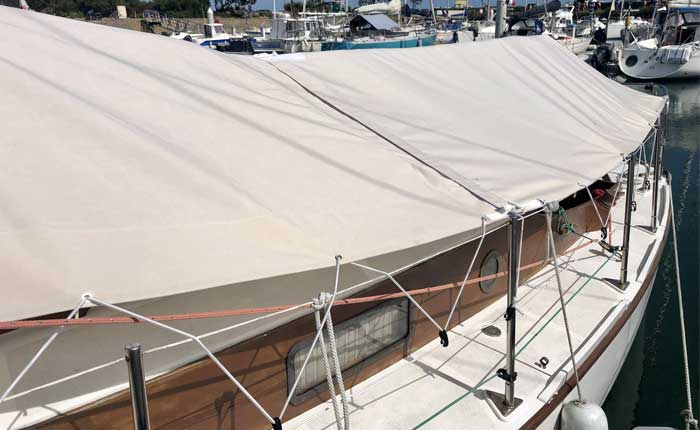 Toile beige de protection installée sur le pont d’un bateau, réalisée sur mesure à Cherbourg