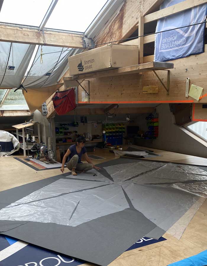 Aurélie en pleine conception d’une voile dans notre atelier de voilerie à Cherbourg
