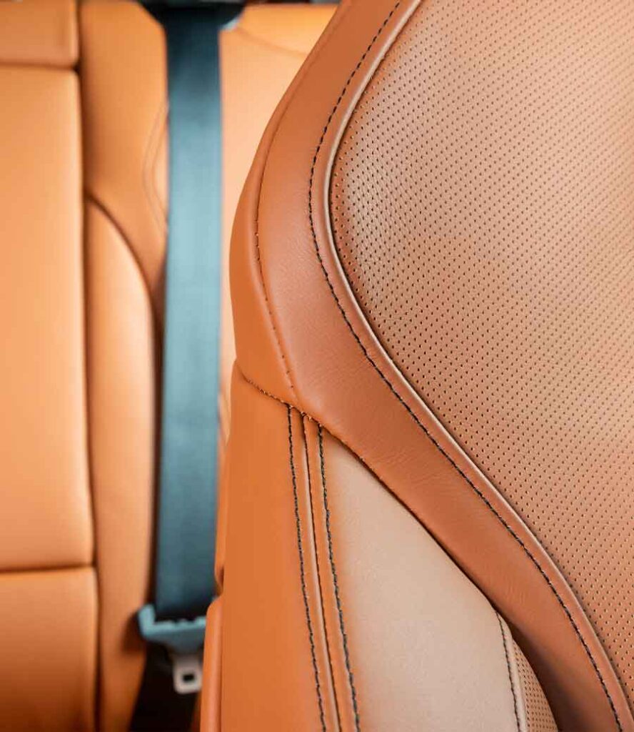 Siège automobile en cuir rénové sur mesure par notre atelier de sellerie à Cherbourg