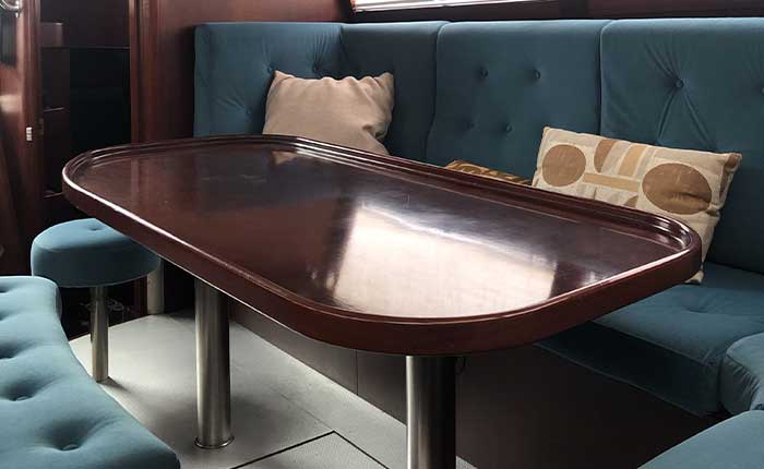 Sellerie intérieure de voilier en tissu bleu et vert réalisée sur mesure à Cherbourg