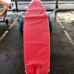 Taud de protection rouge sur mesure pour bateau d’aviron