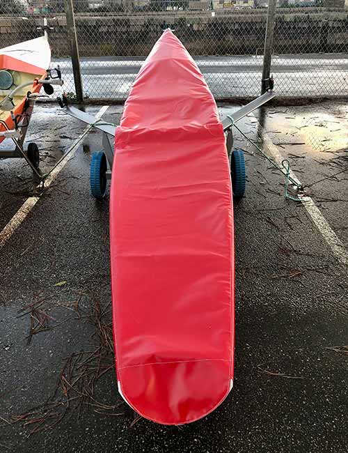 Taud de protection rouge sur mesure pour bateau d’aviron