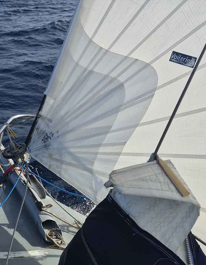 Détail d’une voile en mer réalisée par notre voilerie cherbourgeoise