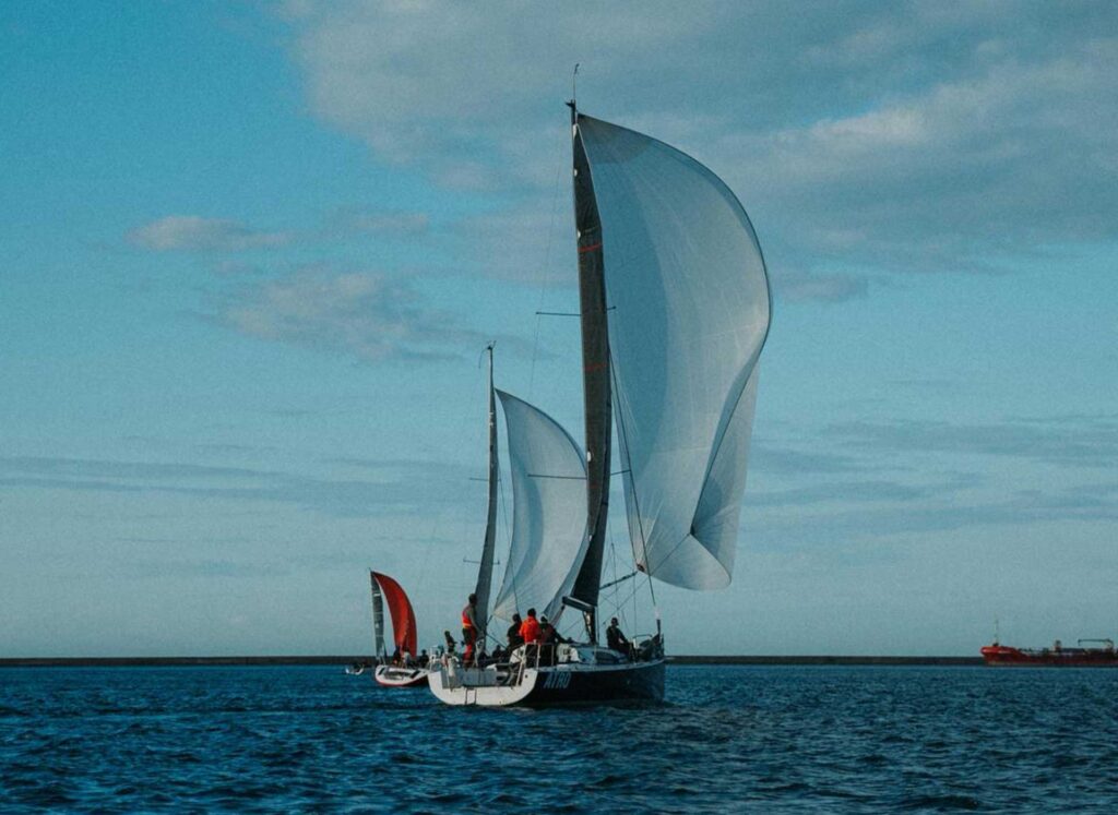 Voilier en mer manche avec son Spi symétique